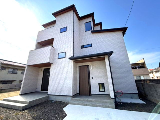 KOMOREBI（こもれび）空港通6丁目の新築分譲戸建　の居間・リビング|おしゃれなリビングです