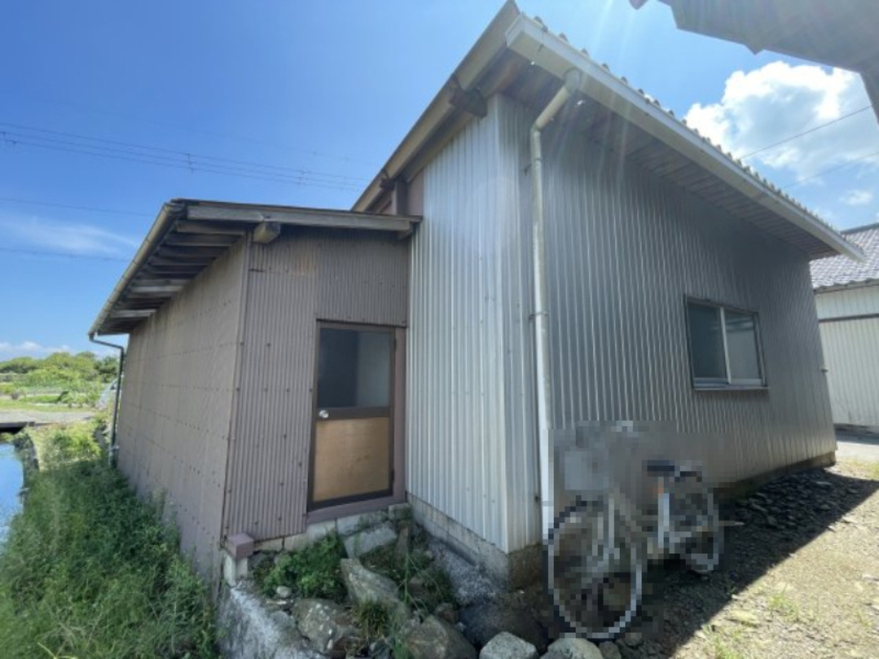 高島市新旭町深溝倉庫付き51坪土地の外観