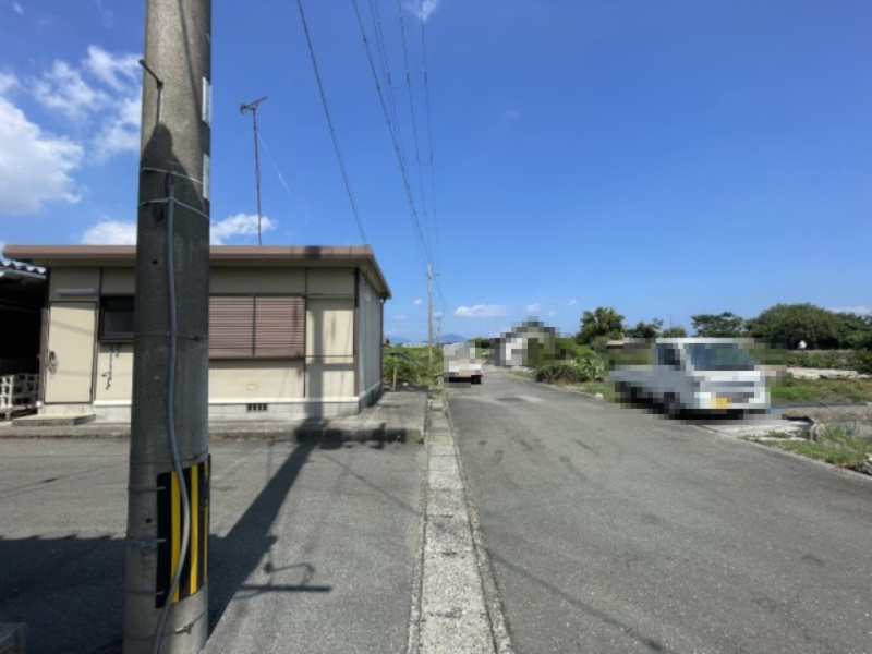 高島市新旭町深溝倉庫付き51坪土地の前面道路含む現地写真