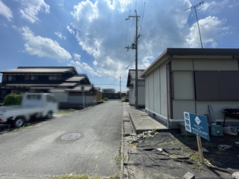 高島市新旭町深溝倉庫付き51坪土地の前面道路含む現地写真