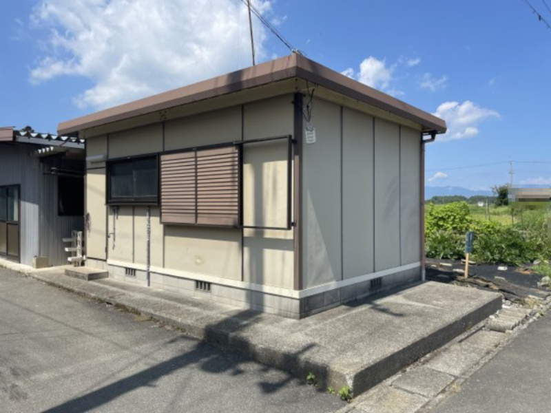高島市新旭町深溝倉庫付き51坪土地の外観