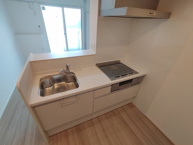 神戸市長田区川西通４丁目のアパートのキッチン|システムキッチン（IH3口）