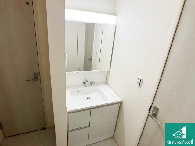 姫路市上大野　第４期　新築一戸建ての独立洗面台|清潔感のある洗面台です。フラットな鏡は掃除がしやすく毎日清潔！鏡裏には収納があるのでスッキリとした洗面台が保てます。
