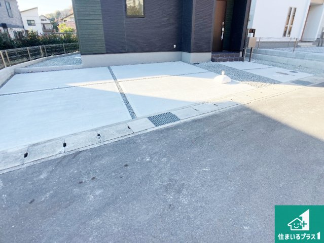 姫路市上大野　第４期　新築一戸建ての駐車場|並列2台駐車可能！ゆとりの駐車スペースで車庫入れもスムーズ！