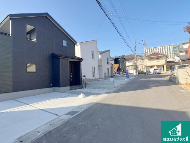 姫路市上大野　第４期　新築一戸建ての前面道路含む現地写真|周辺は閑静な住宅街！前面道路広々で車の出し入れも便利です。駐車が苦手な方でも安心して車庫入れできます！
