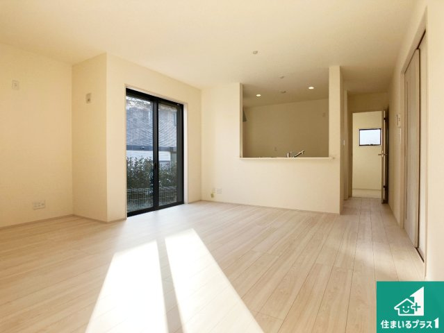 姫路市上大野　第４期　新築一戸建ての居間・リビング|日当たり良好の明るいリビングで朝の目覚めもスッキリできそう！対面キッチンでご家族のコミュニケーションも自然と増える設計！小さなお子様が遊ぶスペースを作っても広々とくつろげるLDK！