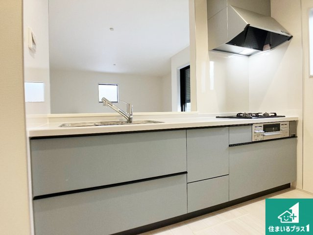 姫路市上大野　第４期　新築一戸建てのキッチン|明るいリビングで朝の目覚めもスッキリできそう！対面キッチンでご家族のコミュニケーションも自然と増える設計！小さなお子様が遊ぶスペースを作っても広々とくつろげるLDK！