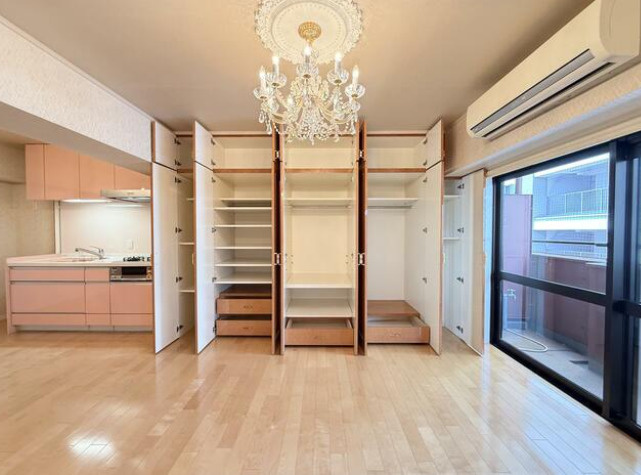 シャンボール大名D棟の居間・リビング