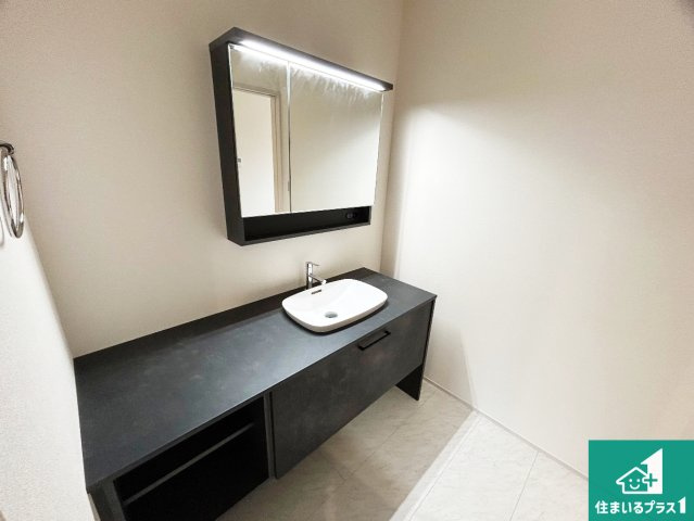 小野市神明町　第4期　新築一戸建ての独立洗面台|清潔感のある洗面台です。フラットな鏡は掃除がしやすく毎日清潔！鏡裏には収納があるのでスッキリとした洗面台が保てます。