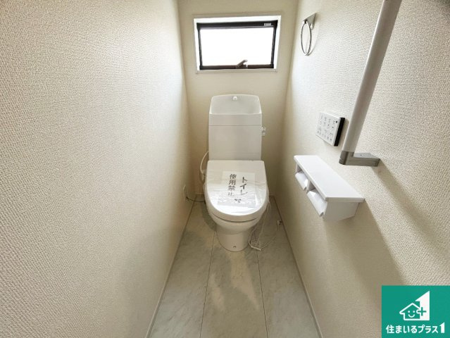 小野市神明町　第4期　新築一戸建てのトイレ|1・2階の2ヶ所にあるので、朝の忙しい時間の順番待ちもなく、深夜の利用にも大変便利です。