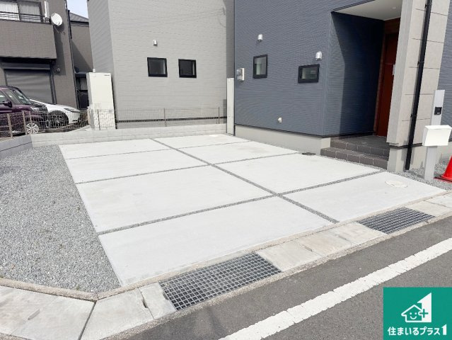 小野市神明町　第4期　新築一戸建ての駐車場|並列2台駐車可能！ゆとりの駐車スペースで車庫入れもスムーズ！