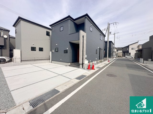 小野市神明町　第4期　新築一戸建ての前面道路含む現地写真|周辺は閑静な住宅街！前面道路広々で車の出し入れも便利です。駐車が苦手な方でも安心して車庫入れできます！