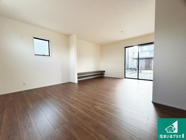 小野市神明町　第4期　新築一戸建ての居間・リビング|日当たり良好の明るいリビングで朝の目覚めもスッキリできそう！対面キッチンでご家族のコミュニケーションも自然と増える設計！小さなお子様が遊ぶスペースを作っても広々とくつろげるLDK！