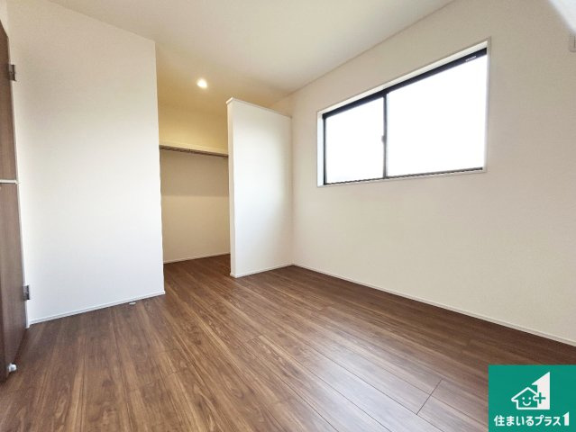 小野市神明町　第4期　新築一戸建ての洋室|ウォークインクローゼット付きで生活スペースもスッキリできます。各居室にも収納がありますので、お子様の衣類やおもちゃなどもしっかり収納できます。