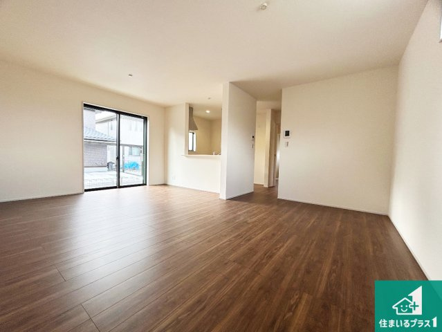 小野市神明町　第4期　新築一戸建ての居間・リビング|シンプルなリビングは、観葉植物等のインテリアを楽しめますね！パパ好みにも、ママ好みにも家具次第で雰囲気を変えることができます！