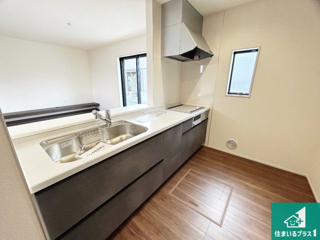 小野市神明町　第4期　新築一戸建てのキッチン|リビングと統一感があり、使い勝手のいいキッチン。広々としているので、二人並んで作業が出来ちゃいます。お子様と一緒に色々なお料理に挑戦できるスペースがあります。