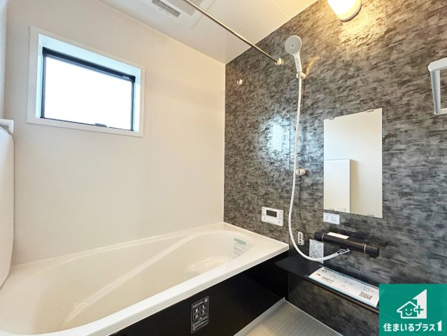 小野市神明町　第4期　新築一戸建ての浴室|足をゆったり伸ばして寛げる浴槽です。窓が設けられていますので差し込む光が明るく穏やかな雰囲気にしてくれます♪浴室乾燥機も設置しているので、雨の日の洗濯物も安心です♪