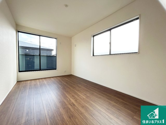 小野市神明町　第4期　新築一戸建ての洋室|寝室は心地よい眠りについてもらいたくて、シンプルかつ開放的な空間な設計にしています！大きな窓から差し込む日が心地いいです♪