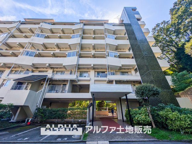 グリーンメゾン諏訪の外観|【Welcome】
◆ウェルカム◆帰路につきタイルの上を歩き抜けるとそこには「ワイズユウラク立川弐番館」のエントランス。意匠性高くさり気なく気品ですら感じられる。これが「ワイズユウラク」のpride