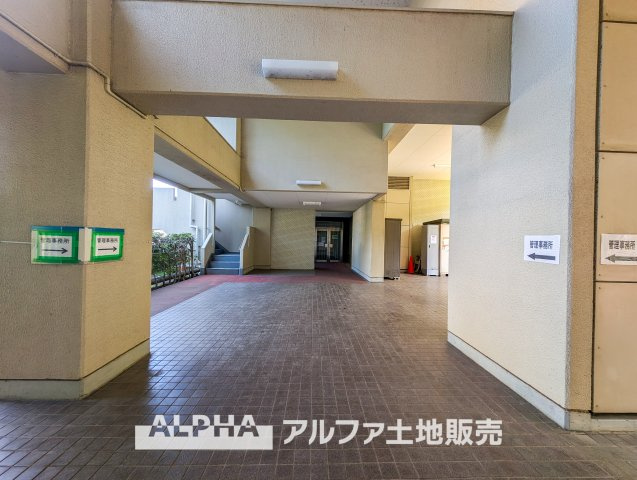 グリーンメゾン諏訪のエントランス|【Entrance】
◆エントランス◆重厚なドアーとロックらタイルのエントランスが住まう人を迎えてくれる。扉を開けると温もりと幸せと楽しさいっぱいの我が家に帰る事が出来る安心感。