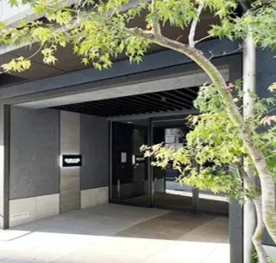 シーズンフラッツ靭本町のエントランス