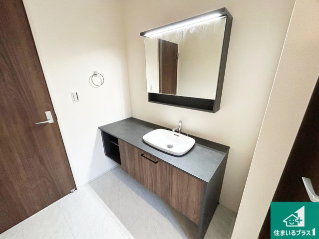 小野市神明町　第4期　新築一戸建ての独立洗面台|清潔感のある洗面台です。フラットな鏡は掃除がしやすく毎日清潔！鏡裏には収納があるのでスッキリとした洗面台が保てます。