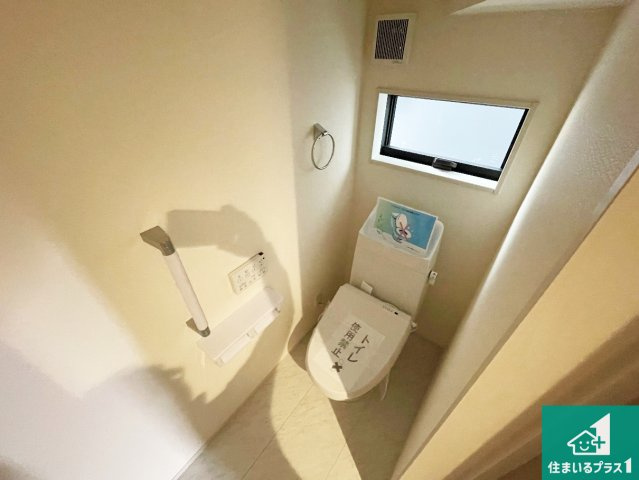 小野市神明町　第4期　新築一戸建てのトイレ|1・2階の2ヶ所にあるので、朝の忙しい時間の順番待ちもなく、深夜の利用にも大変便利です。