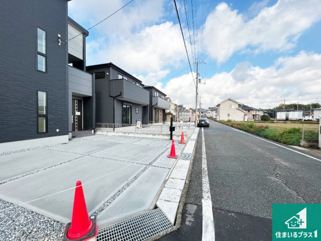 小野市神明町　第4期　新築一戸建ての前面道路含む現地写真|周辺は閑静な住宅街！前面道路広々で車の出し入れも便利です。駐車が苦手な方でも安心して車庫入れできます！