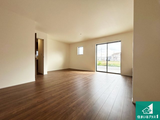 小野市神明町　第4期　新築一戸建ての居間・リビング|日当たり良好の明るいリビングで朝の目覚めもスッキリできそう！対面キッチンでご家族のコミュニケーションも自然と増える設計！小さなお子様が遊ぶスペースを作っても広々とくつろげるLDK！