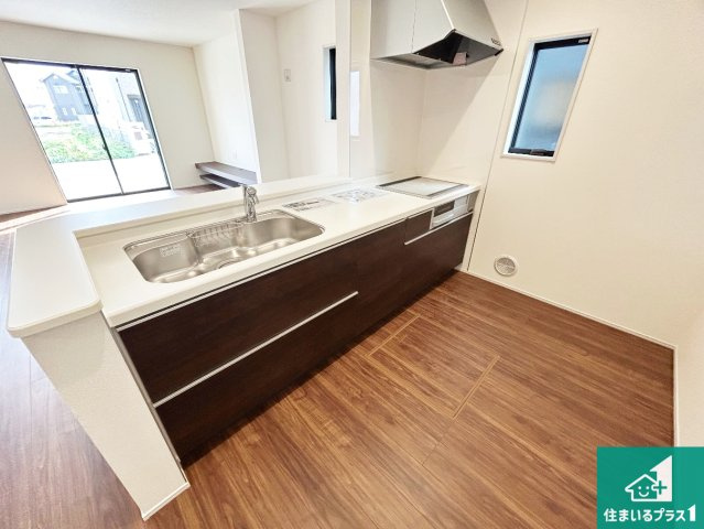 小野市神明町　第4期　新築一戸建てのキッチン|リビングと統一感があり、使い勝手のいいキッチン。広々としているので、二人並んで作業が出来ちゃいます。お子様と一緒に色々なお料理に挑戦できるスペースがあります。