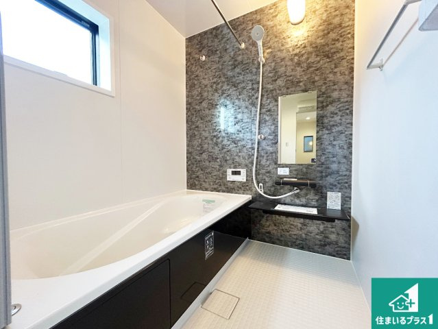 小野市神明町　第4期　新築一戸建ての浴室|足をゆったり伸ばして寛げる浴槽です。窓が設けられていますので差し込む光が明るく穏やかな雰囲気にしてくれます♪浴室乾燥機も設置しているので、雨の日の洗濯物も安心です♪