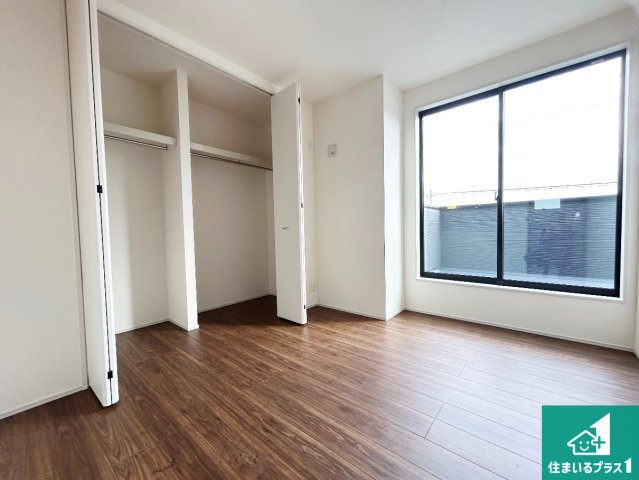 小野市神明町　第4期　新築一戸建ての洋室|寝室は心地よい眠りについてもらいたくて、シンプルかつ開放的な空間な設計にしています！大きな窓から差し込む日が心地いいです♪