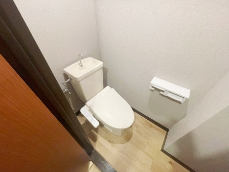 川口市元郷１丁目の賃貸マンションのトイレ|清潔感のあるトイレです