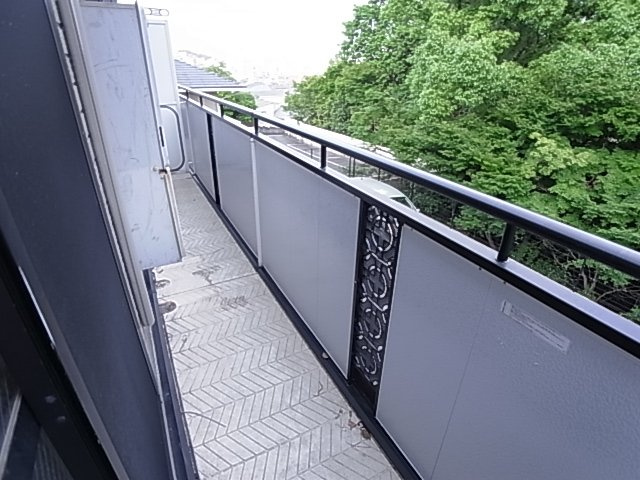 神戸市須磨区大手町５丁目のアパートのバルコニー