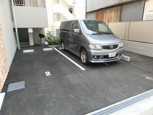 レオンコンフォート難波サウスゲートの駐車場
