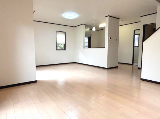 石手1丁目中古戸建の居間・リビング|ゆったりとした居間です