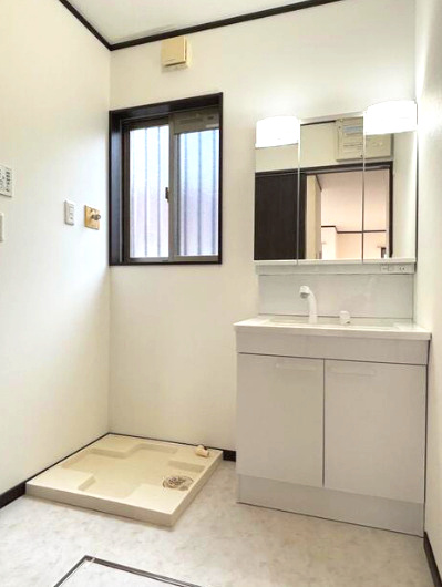 石手1丁目中古戸建の独立洗面台|独立洗面台あり、毎朝おしゃれに忙しい女性の方におすすめです