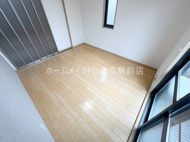 大東市灰塚５丁目のアパートの洋室