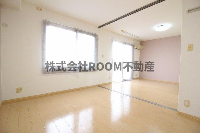 フルール・ド・シャモニ の居間・リビング|使い勝手のいい寝室です