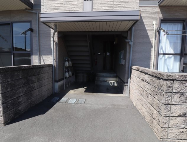 熊本市西区上代３丁目のアパートのエントランス