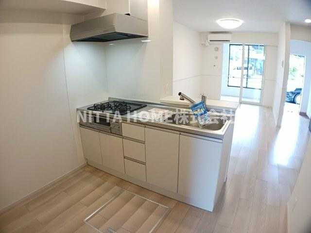 ブリーゼ西岡屋Ⅱのキッチン|３口コンロ付きのカウンターキッチン(#^^#)
