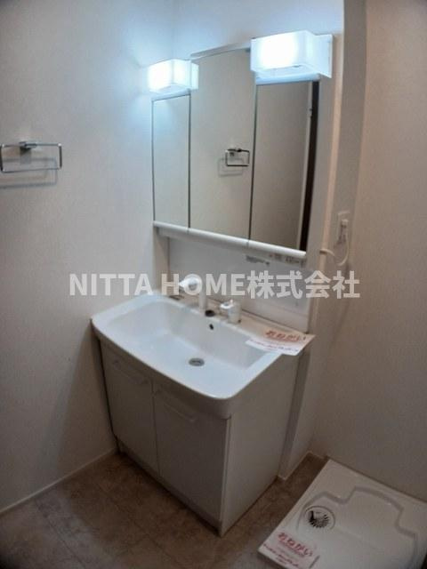 ブリーゼ西岡屋Ⅱの洗面所|シャワー付き洗面台に室内洗濯機置き場も設置◎