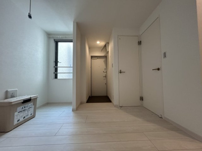 【居間・リビング】 | バズ西台Ⅱ | こちらのリビングで趣味の時間をお楽しみください