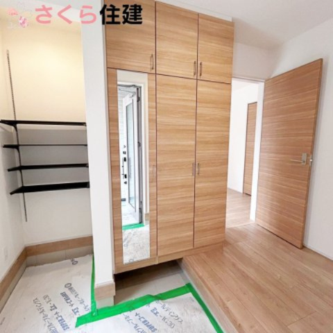 ブルーミングガーデン宇都宮市花房1丁目の玄関|大容量シューズボックスは、鏡付きで便利です。さらに土間収納完備でベビーカーやゴルフバックを置くことも出来ます