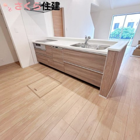 ブルーミングガーデン宇都宮市花房1丁目のキッチン|床下収納も完備。非常食や調味料ストックも仕舞えます。