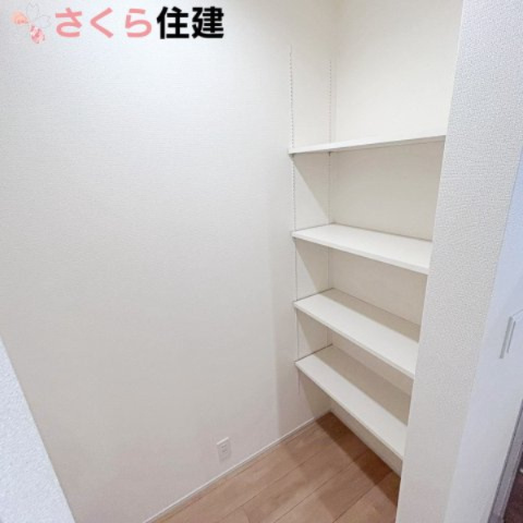 ブルーミングガーデン宇都宮市花房1丁目の収納|嬉しいキッチンパントリー完備。たくさん収納出来そうですね。