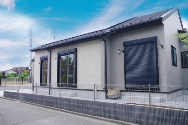 ブルーミングガーデン宇都宮市花房1丁目の外観|全ての掃き出し窓にシャッターを完備しております