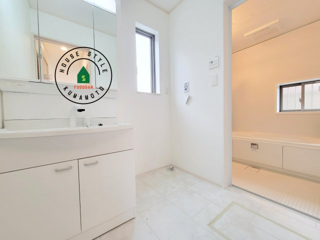 熊本市北区龍田弓削1丁目第1-2棟（A号棟）の内観：施工例|ゆとりの洗面スペースで朝の身支度もスムーズに。暮らしを快適に変えるシャワー付洗面台です！