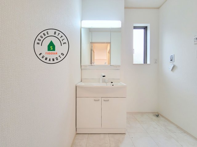 熊本市北区龍田弓削1丁目第1-2棟（A号棟）の内観：施工例|毎日使うものだから清潔な空間を保ちたい水回り。洗面にはそんな願いを解消させてくれる収納アイデアが満載です。三面鏡の裏側にはキャビネットが現れ小物から背の高い物まで収納できます。