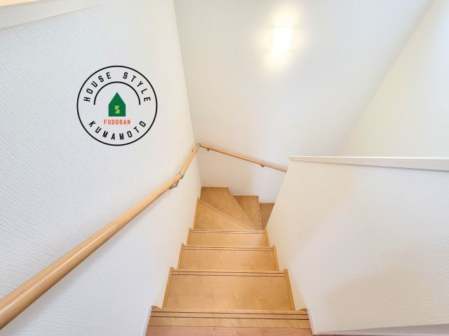 熊本市北区龍田弓削1丁目第1-2棟（A号棟）の内観：施工例|＜手すり付階段＞手すりがないと階段の昇り降りで危険なことはもちろん、壁に手をつきながら歩くことで壁紙が汚れやすくなります。すべての方に快適に昇り降りしていただくため、手すりを設置しました。